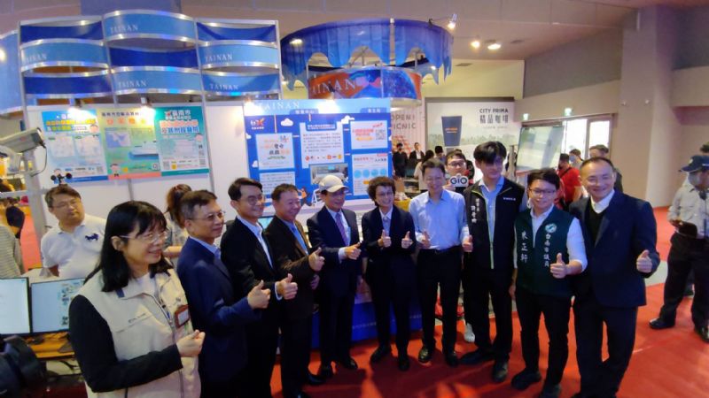 「114台南資訊月-智霸AI科技展」精彩亮相,登防中心三大智慧防疫工具吸引民眾熱情參與 「114台南資訊月-智霸AI科技展」精彩亮相,登防中心三大智慧防疫工具吸引民眾熱情參與